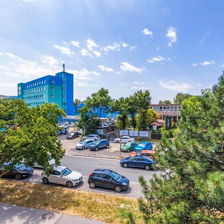 Apartment 20 Minutes From City Center W Netflix, Coffee Or Tea & Parking 布拉迪斯拉发 外观 照片