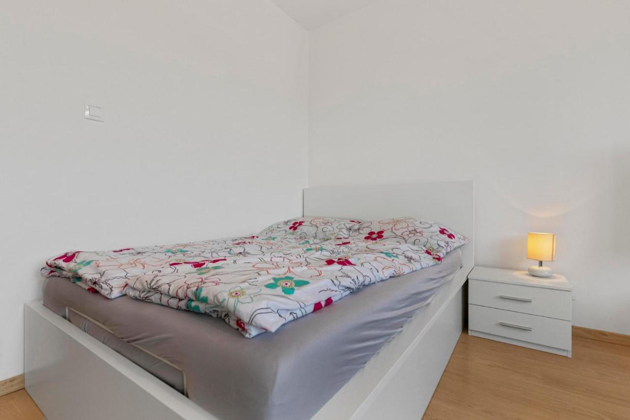 Apartment 20 Minutes From City Center W Netflix, Coffee Or Tea & Parking 布拉迪斯拉发 外观 照片